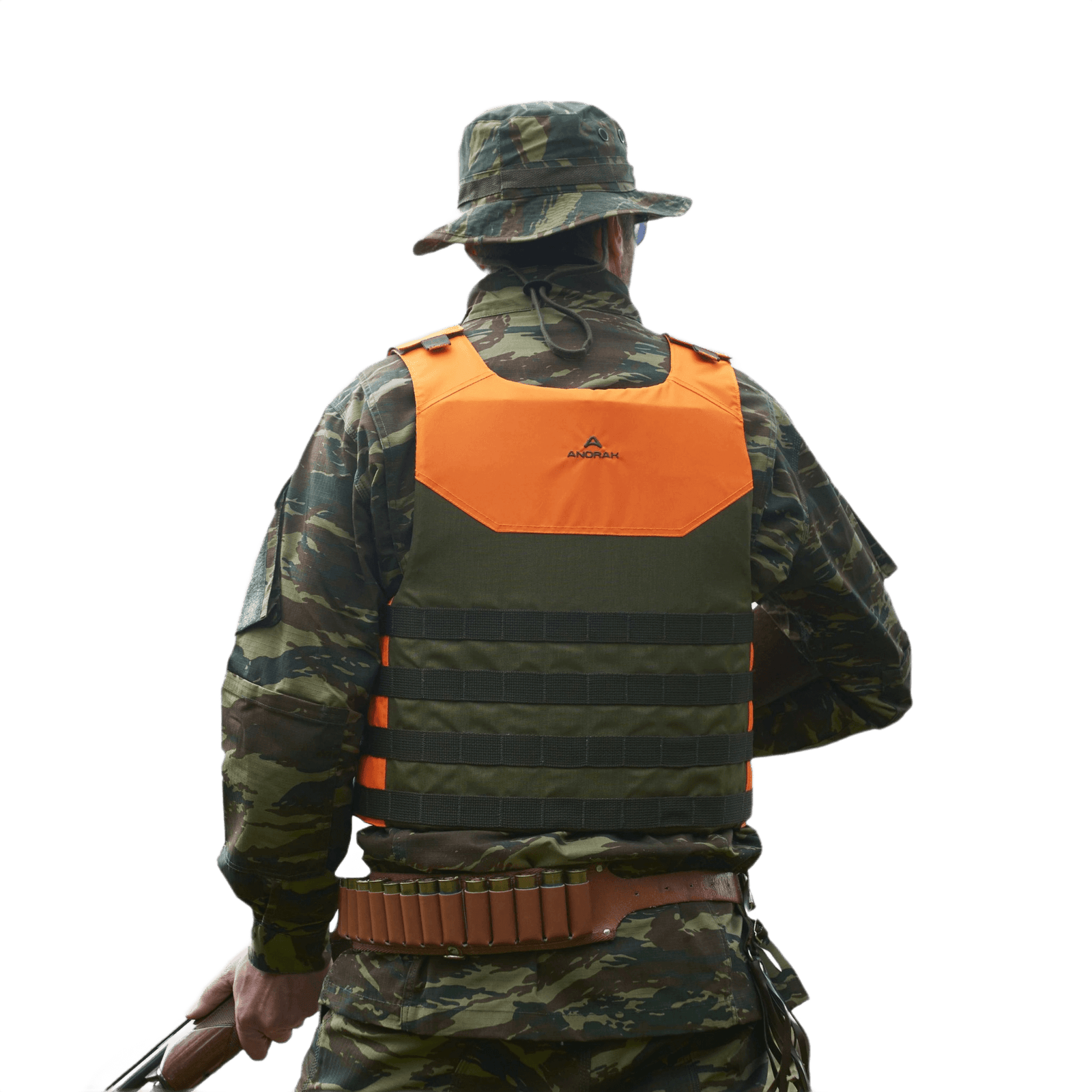 Mand i camouflagetøj med Anorak Shield I Cover beskytter.