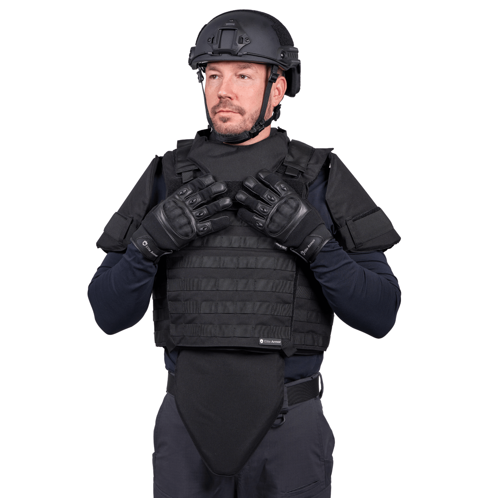 Mand iført Elite Armor Combat skudsikkervest, set forfra med fokus på performance snitsikre handsker