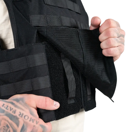 EA Plate Carrier Sort i galleri position 1 med åben frontlomme, modulært bæresystem og NIJ-certificeret stik- og skudsikker beskyttelse.