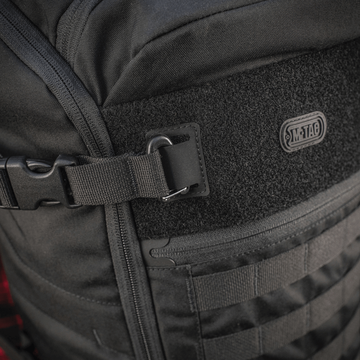 M-Tac Rygsæk Gen. II Elite – Small med MOLLE-paneler og elastiske snore, sort design detalje, praktisk og sikker opbevaring