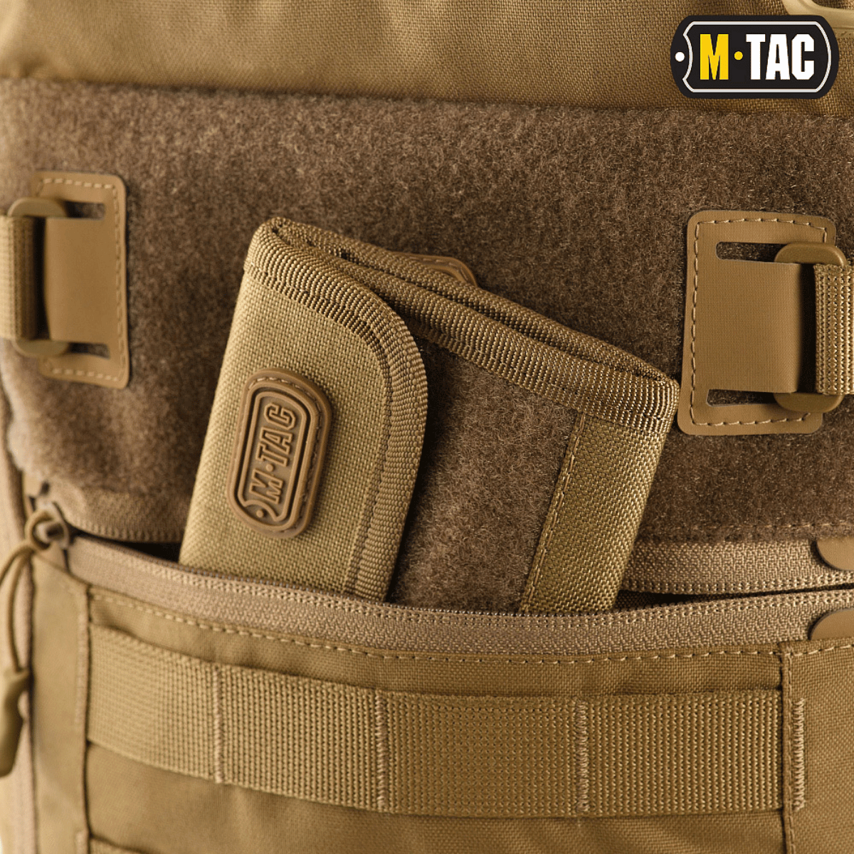 M-Tac Rygsæk Gen. II Elite – Small i tan farve med MOLLE-panel og lynlåslomme, der viser holdbar opbevaringsløsning.