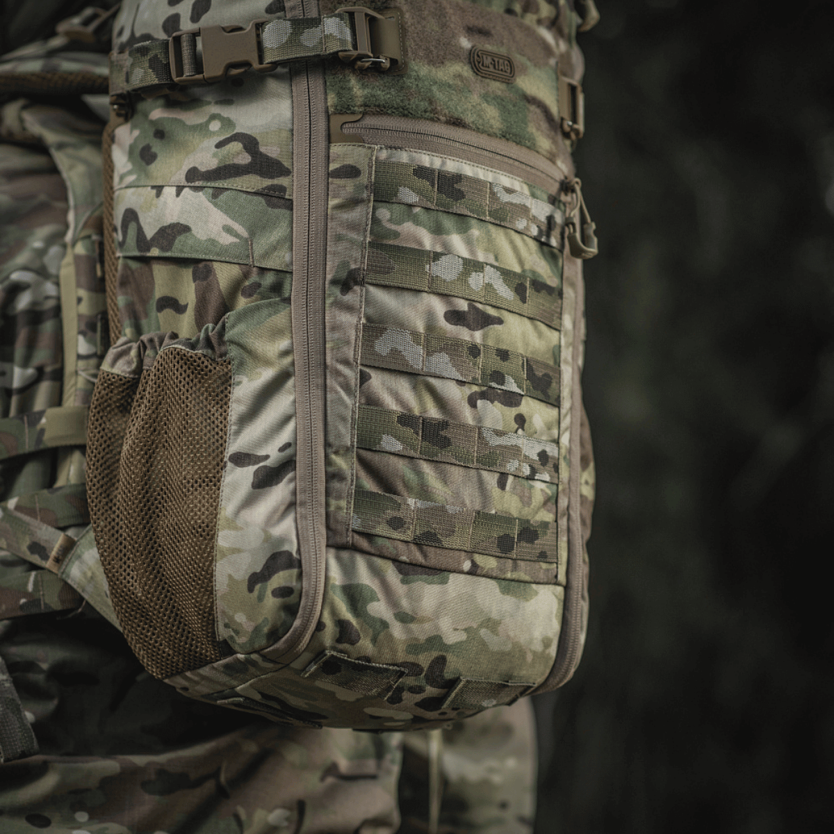 M-Tac Rygsæk Gen. II Elite – Small i camouflage med MOLLE-paneler og sidelommer for nem opbevaring.