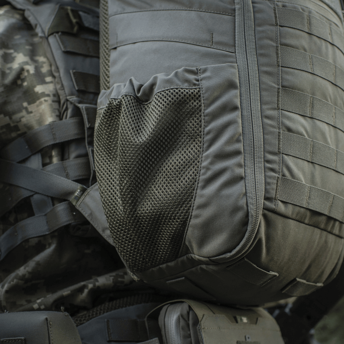 M-Tac Rygsæk Gen. II Elite – Small med MOLLE-paneler og mesh-lommer for nem og sikker pakning, set med fokus på rygsækkens design.
