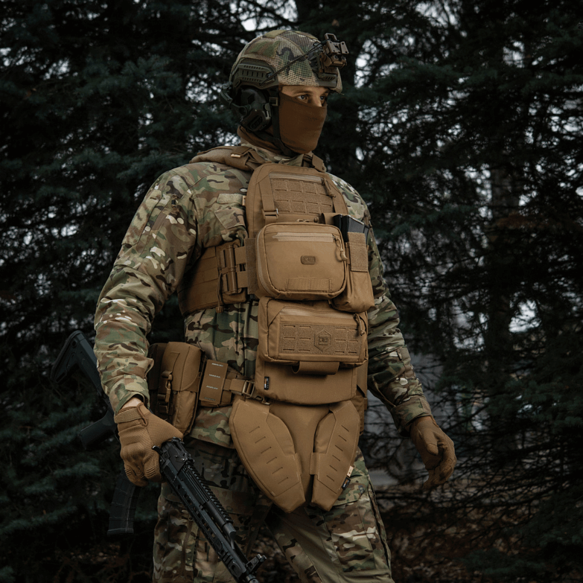 Soldat iført M-Tac organizer pouch Elite med taktisk gear i skovmiljø.
