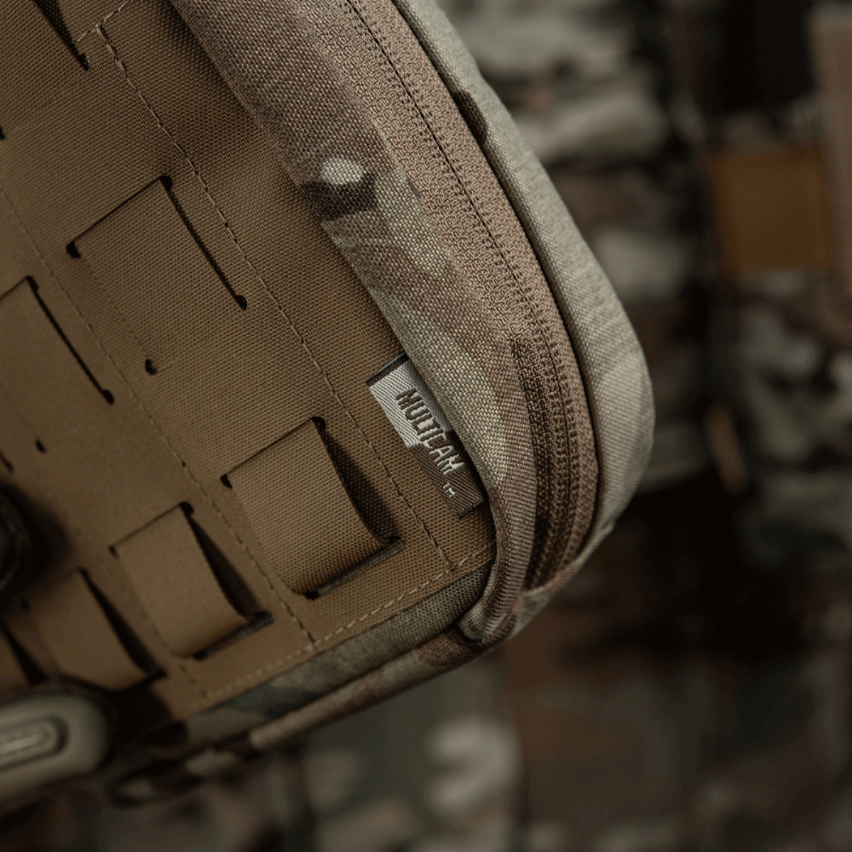 M-Tac organizer pouch Elite med M.O.L.L.E.-system til førstehjælpskit og EDC-sæt, åbnes i 90 grader for nem adgang i felten.