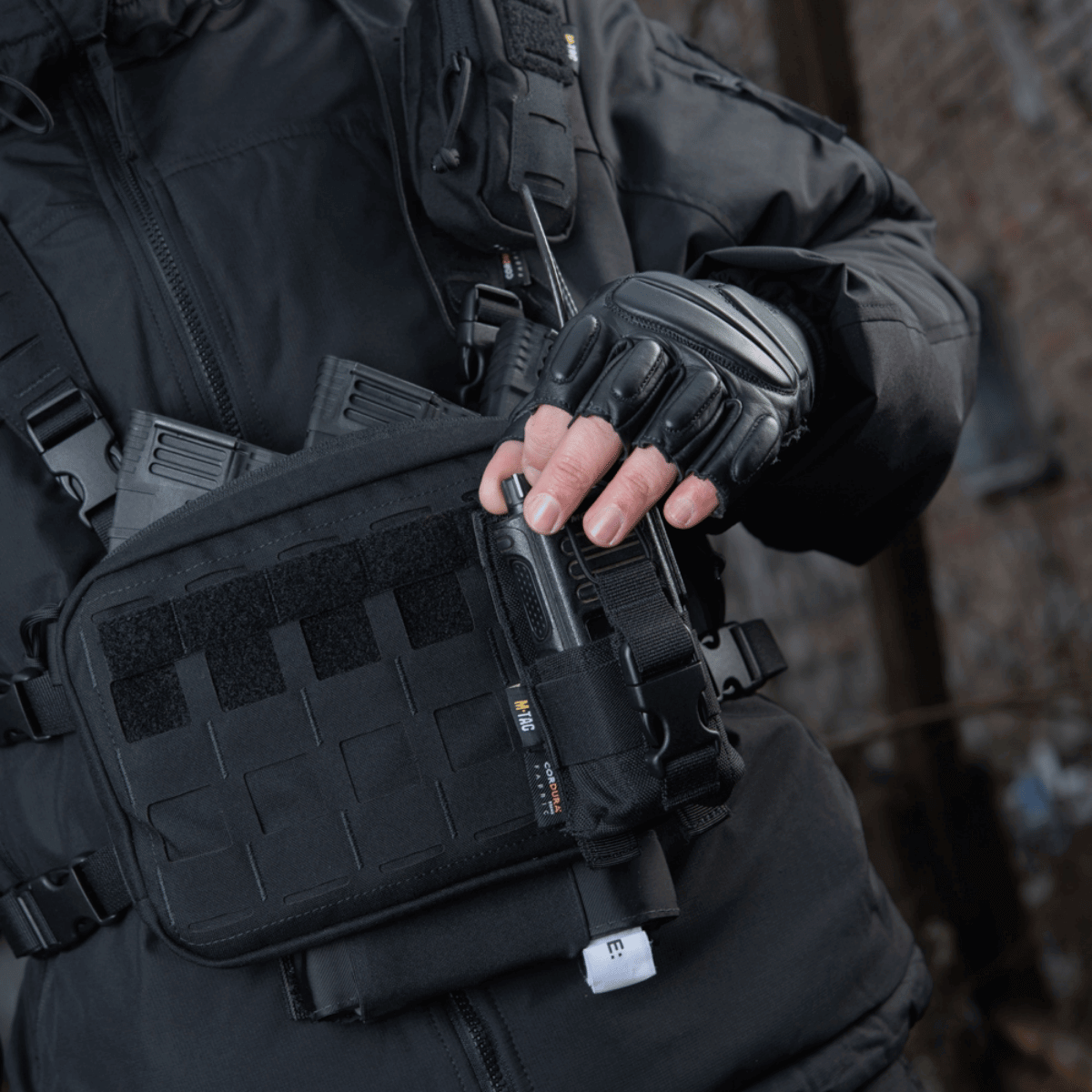 M-Tac Radio Pouch Motorola 4400/4800 monteret på MOLLE-system for nem adgang til radioens kontroller.