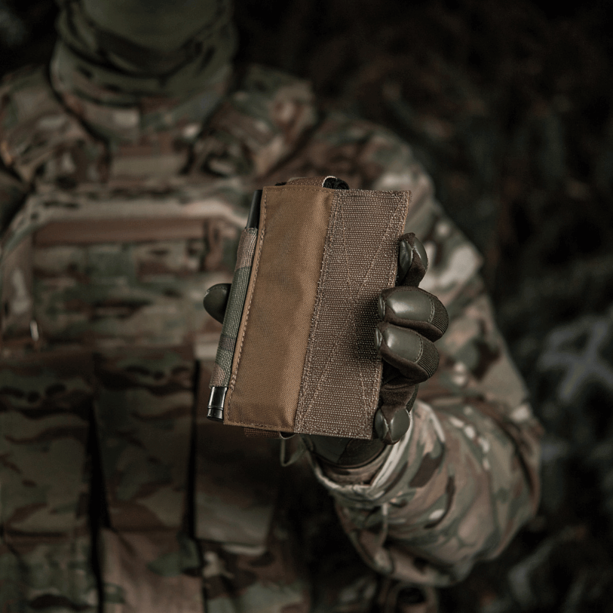 Soldat holder en M-Tac Elastisk Tourniquet Holder Gen. III, fremstillet af slidstærkt Cordura 500D. Ideel til C-A-T tourniquet.