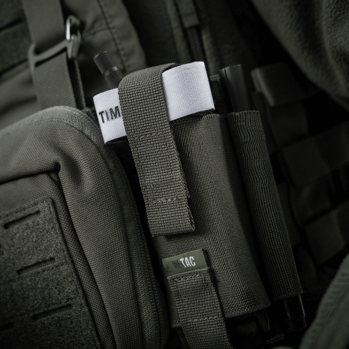 M-Tac Elastisk Tourniquet Holder Gen. III i holdbart Cordura 500D materiale monteret på taktisk vest.