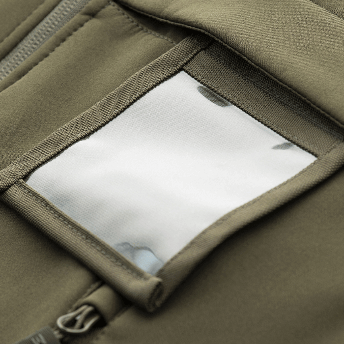Detalje af M-Tac Soft Shell Police Jakke med skjult identifikationspanel, der viser det fleksible design af denne jakke.