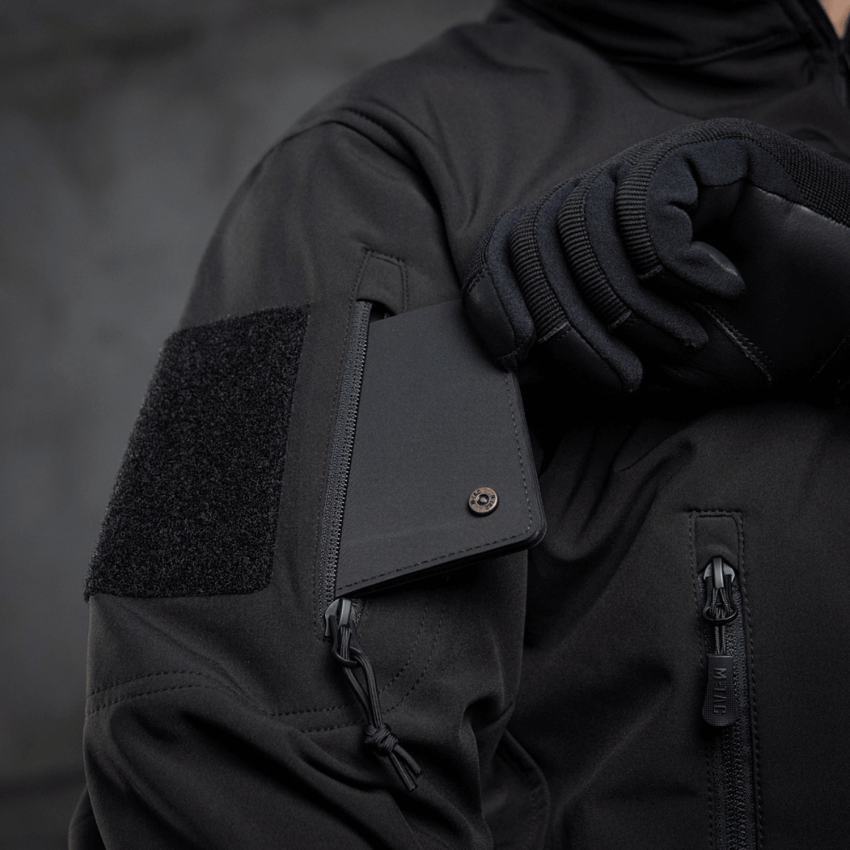 M-Tac Soft Shell Police Jakke med justerbart panel på ærmet, perfekt til beskyttelse mod vind og vejr, med indre fleece-lag.