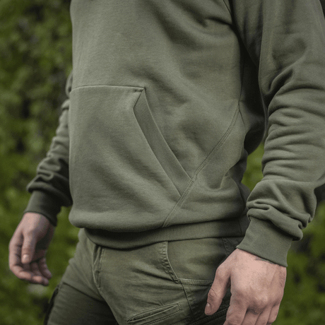 M-Tac Hættetrøje Cotton Raglan i olivengrøn med raglanærmer, perfekt til hverdagsbrug og aktiv livsstil, fremstillet i 100% bomuld.