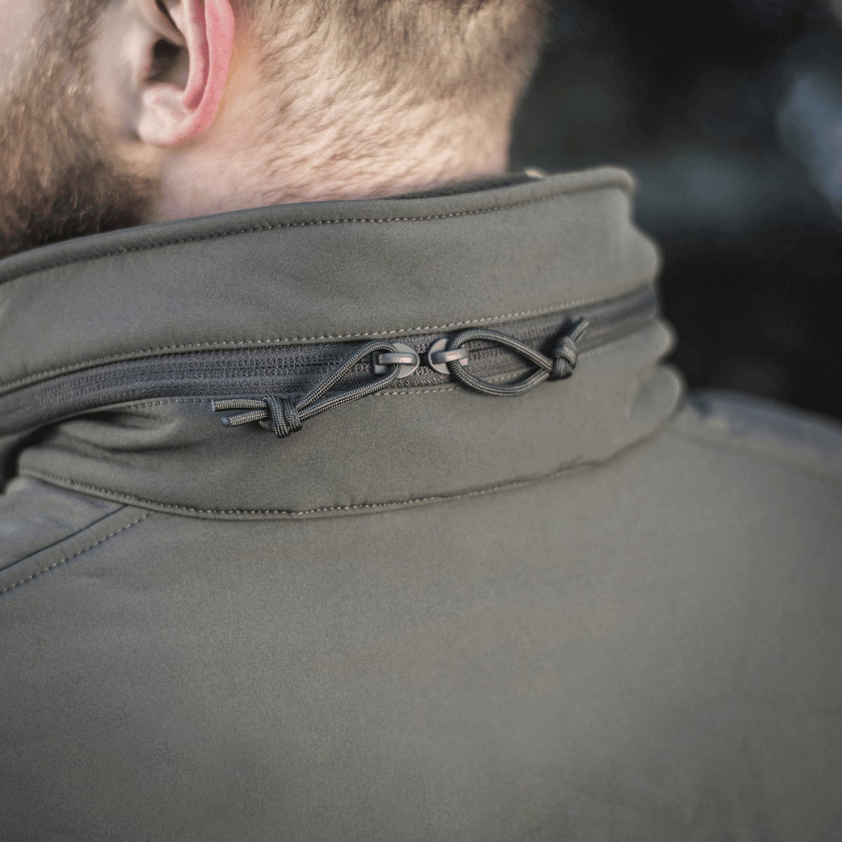 Nærbillede af M-Tac Soft Shell Jakke med Liner med lynlåsdeltalje på kraven