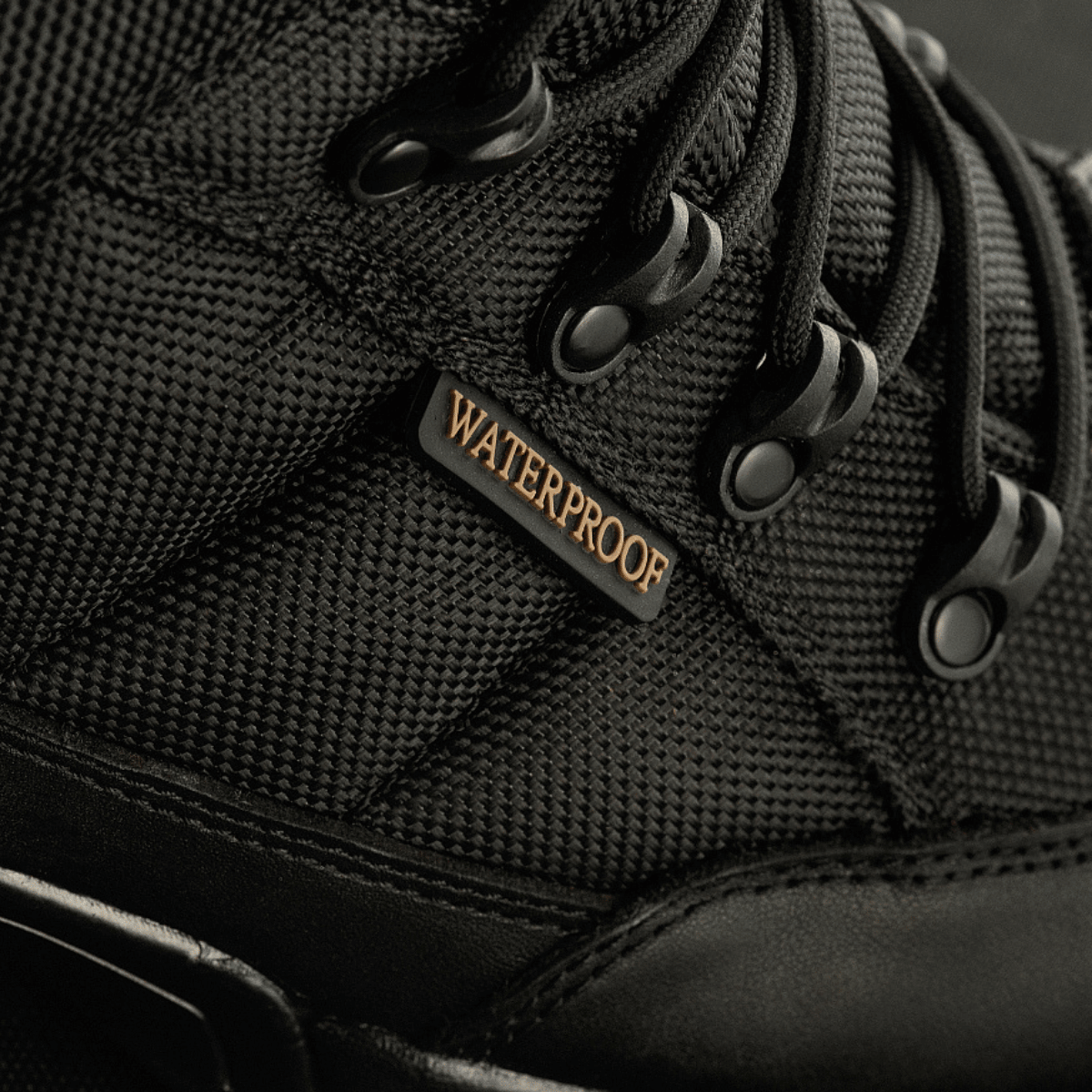 Nærbillede af M-Tac Vinter Taktiske Støvler Thinsulate med vandtæt label og holdbart snøresystem, perfekt til ekstreme vinterforhold.