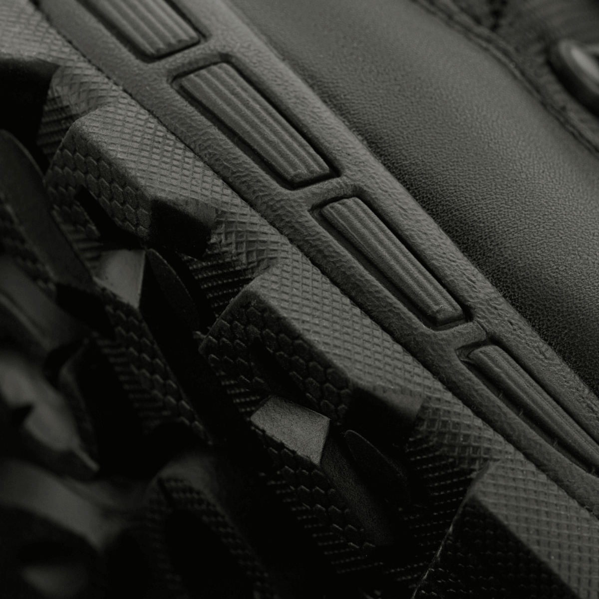 Nærbillede af sålen på M-Tac Vinter Taktiske Støvler Thinsulate med robust greb til vinterforhold.