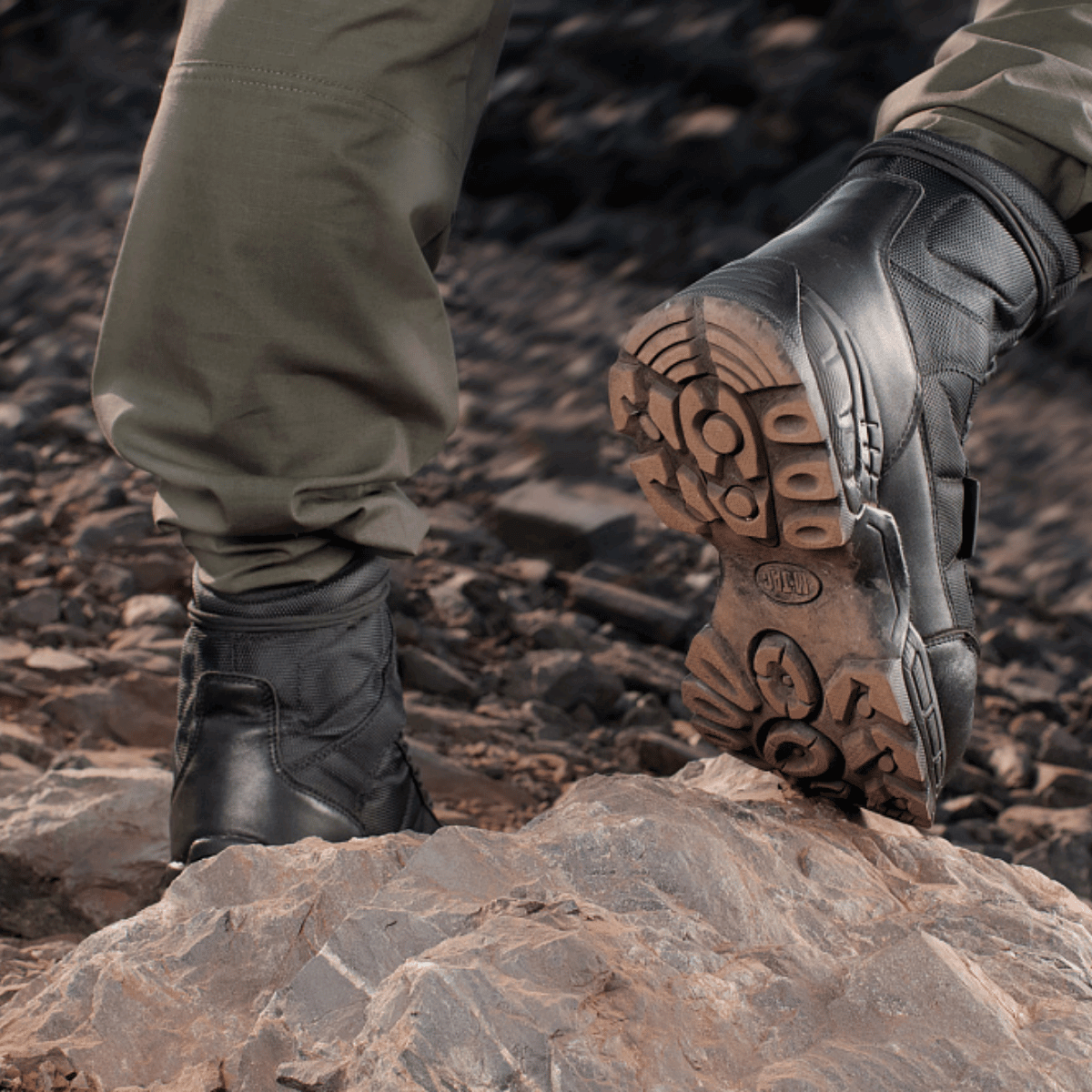 Alt Tag: M-Tac Vinter Taktiske Støvler Thinsulate på stenet terræn, der viser robust ydersål for fremragende greb under ekstreme forhold.