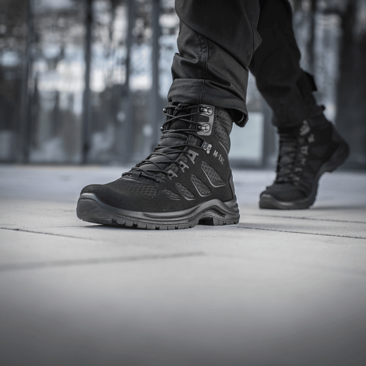 Nærbillede af M-Tac Taktiske Sommerstøvler Iva i sort, designet til komfort og ventilation, ideel til taktisk brug og terrænvandring.