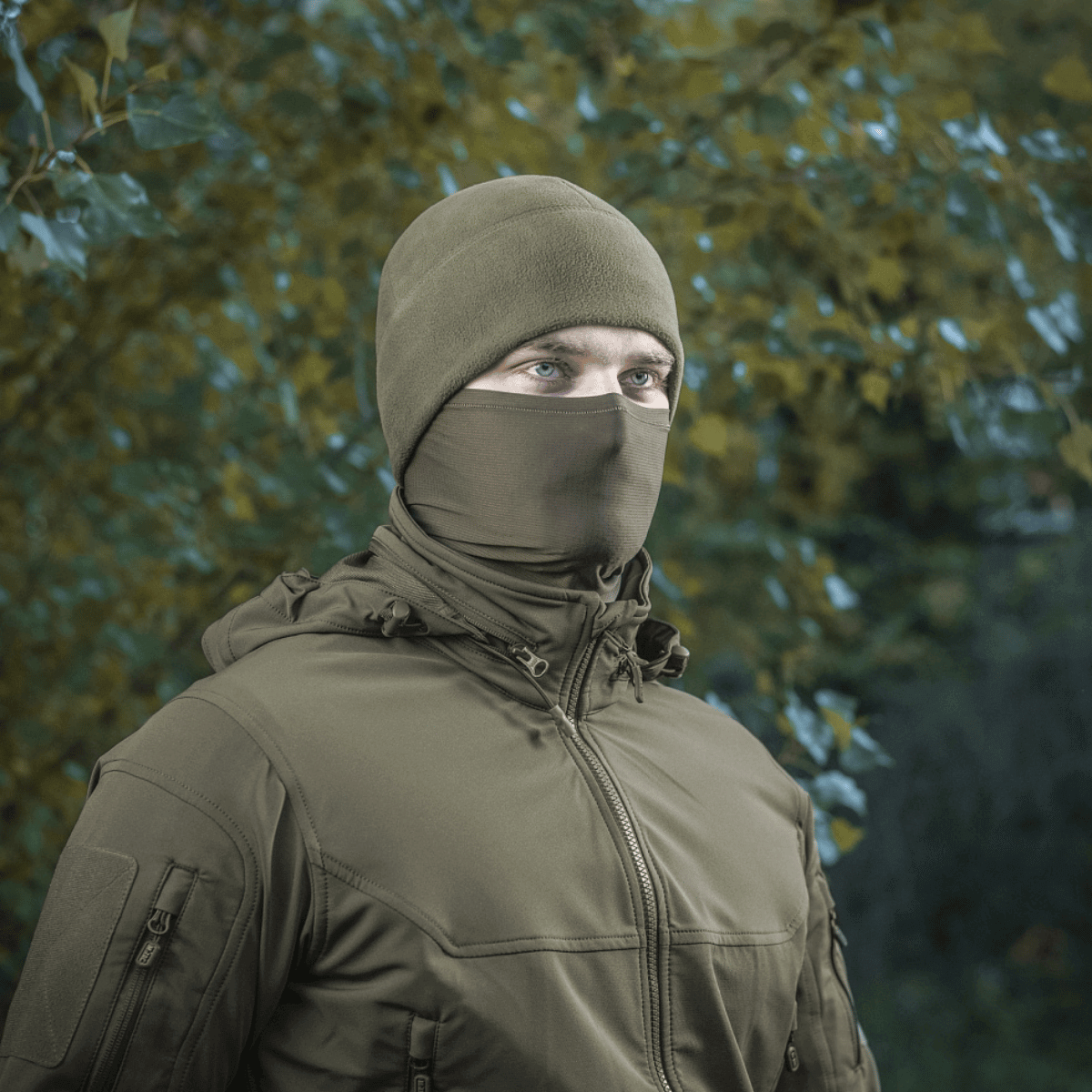 En mand iført M-Tac Polartec Vent Tube Scarf som ansigtsmaske i skov omgivelser.