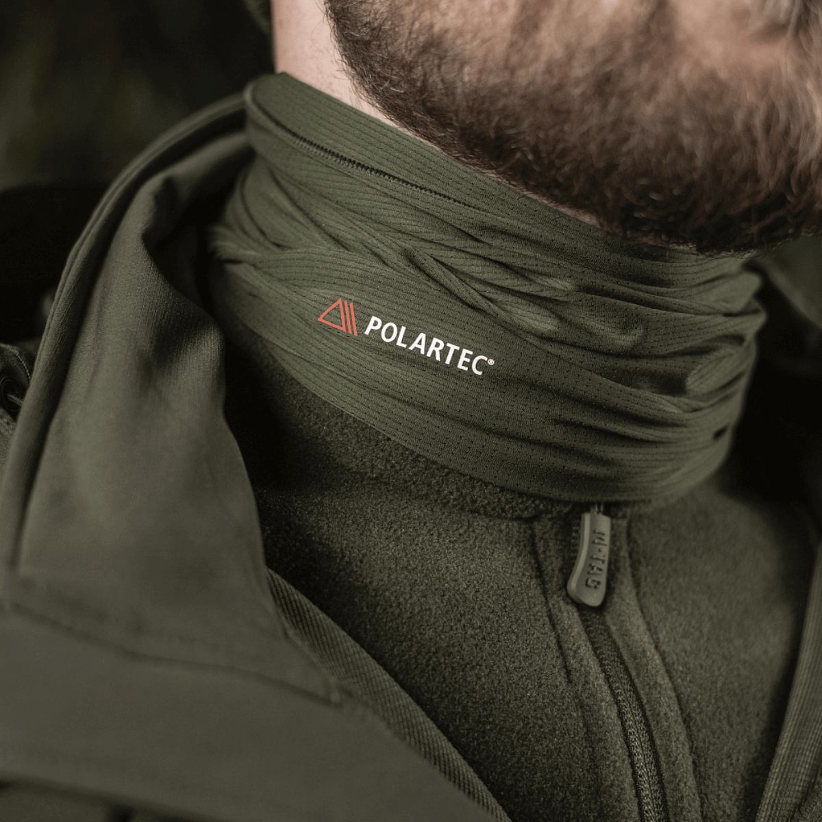 M-Tac Polartec Vent Tube Scarf i brug som halstørklæde, fugtafledende materiale, beskytter mod vind og kulde. Alsidigt tilbehør.