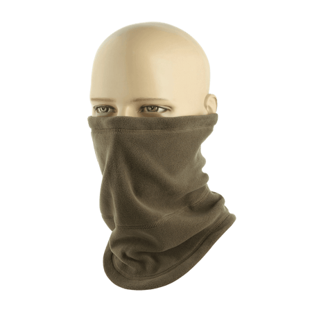 M-Tac Anatomisk Tube Scarf med Snor Polartec på mannequin; varmt, funktionelt halsrør til beskyttelse mod vind, støv og regn.