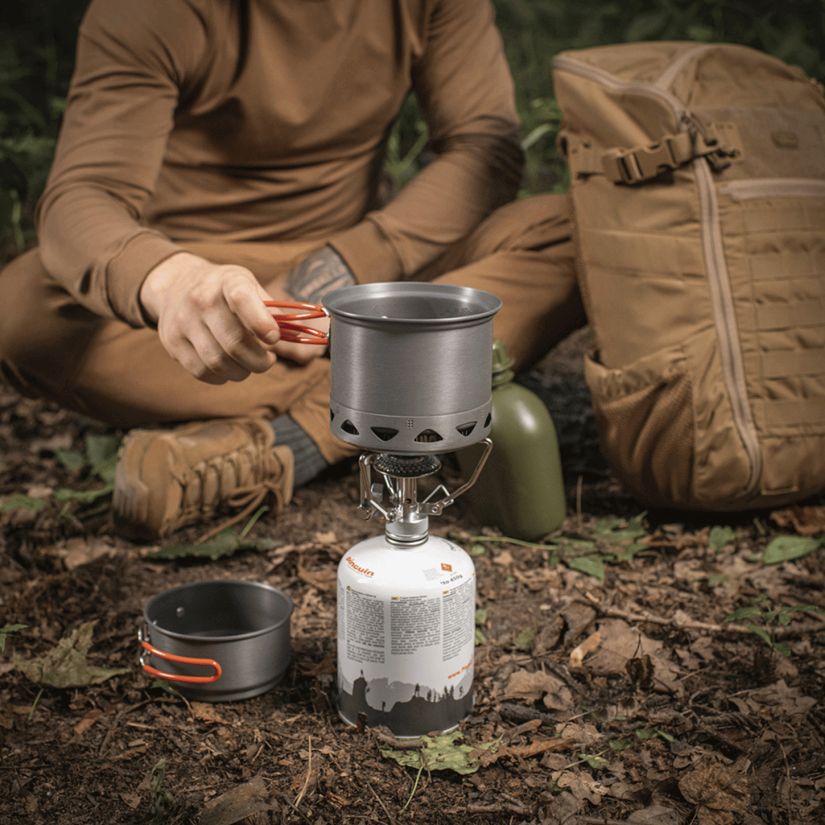 M-Tac Individuelt Kogesæt til Brænder i brug under camping på skovbund