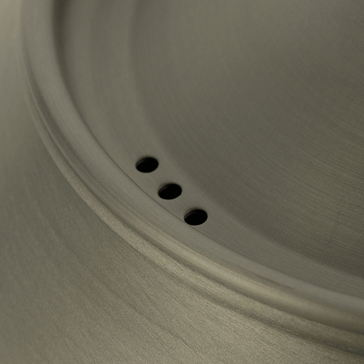 Nærbillede af M-Tac Kedel 1,2 L med anodiseret aluminiumsoverflade, perfekt til camping og udendørs aktiviteter.