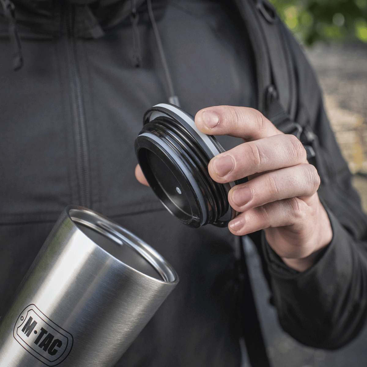 M-Tac Termokop 450 ml med Ventil i rustfrit stål med lækagesikker tud og luftventil, holdbar og praktisk til hverdag.