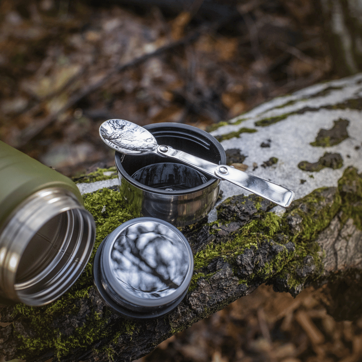 M-Tac Termoflaske 750 ml med Folde-ske i rustfrit stål, perfekt til camping og vandreture, vises åben med ske på trælåge.