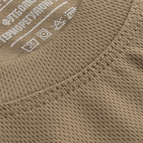 M-Tac Sweat-Wicking T-Shirt Gen.II i brun, nærbillede af krave, viser polyesterstuktur og antistatisk tråd for åndbarhed og komfort.
