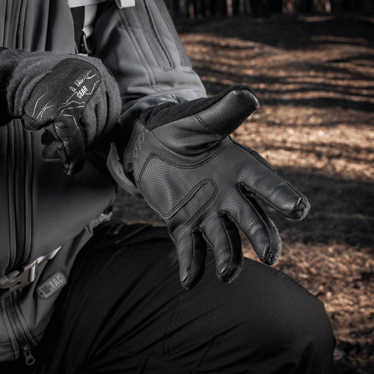 M-Tac Vinterhandsker Extreme Tactical i brug, beskyttelse mod vinterkulde med gummibelagte indsæt og justerbare manchetter.