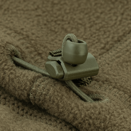 Detalje af justerbar snøre på M-Tac Anatomisk Snood Justerbar Elite Fleece (320 g/m²), viser robust grønt design.