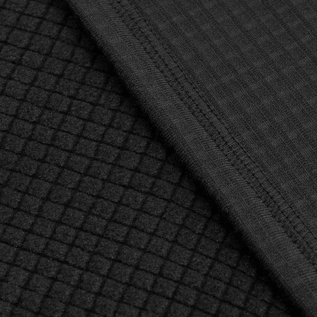 Nærbillede af stofstruktur i M-Tac Thermal Fleece Trøje Delta Level 2 med YKK-lynlåse til kolde klimaer.
