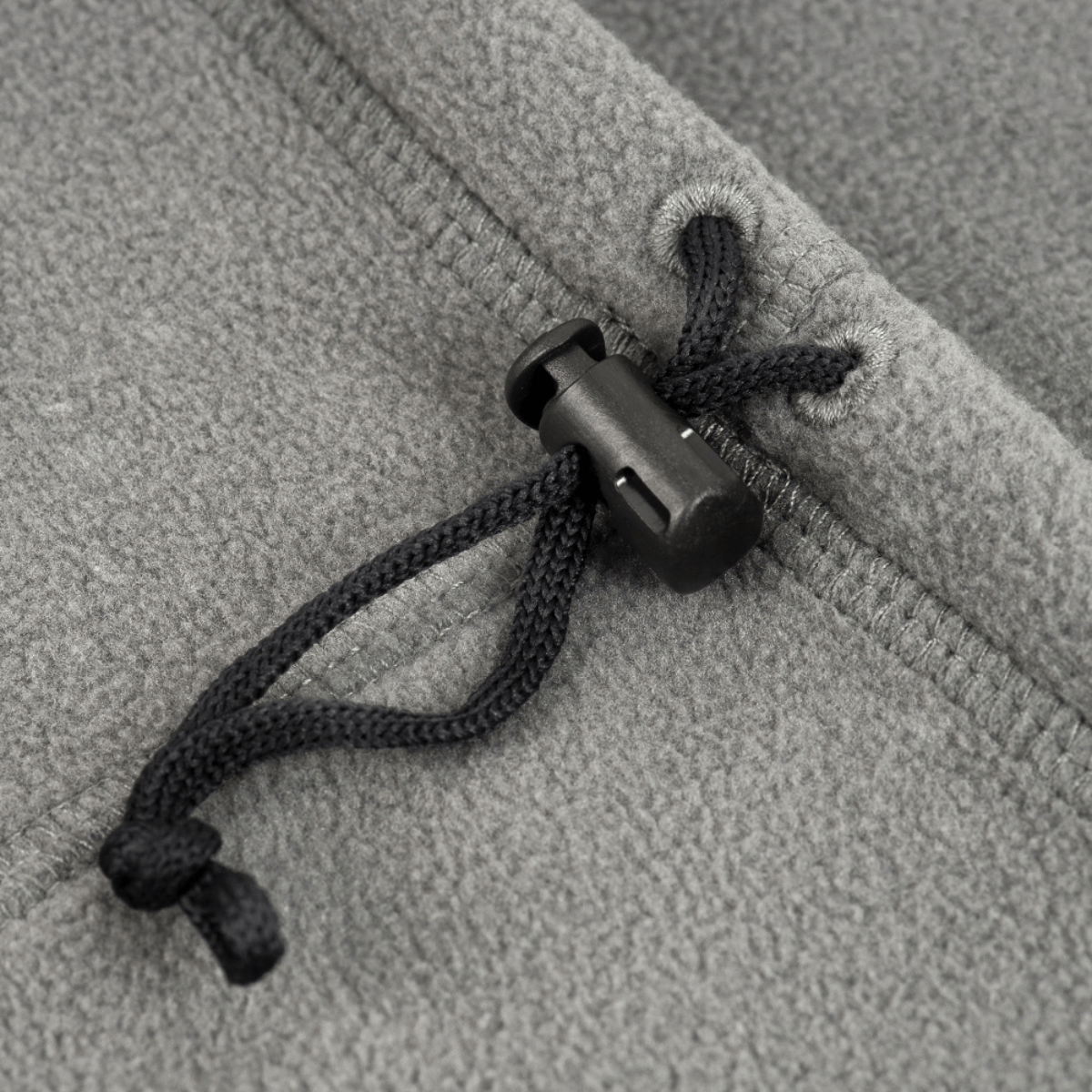 Detalje af M-Tac Fleece Neck Gaiter med Snor i grå fleece med sort justeringssnor.