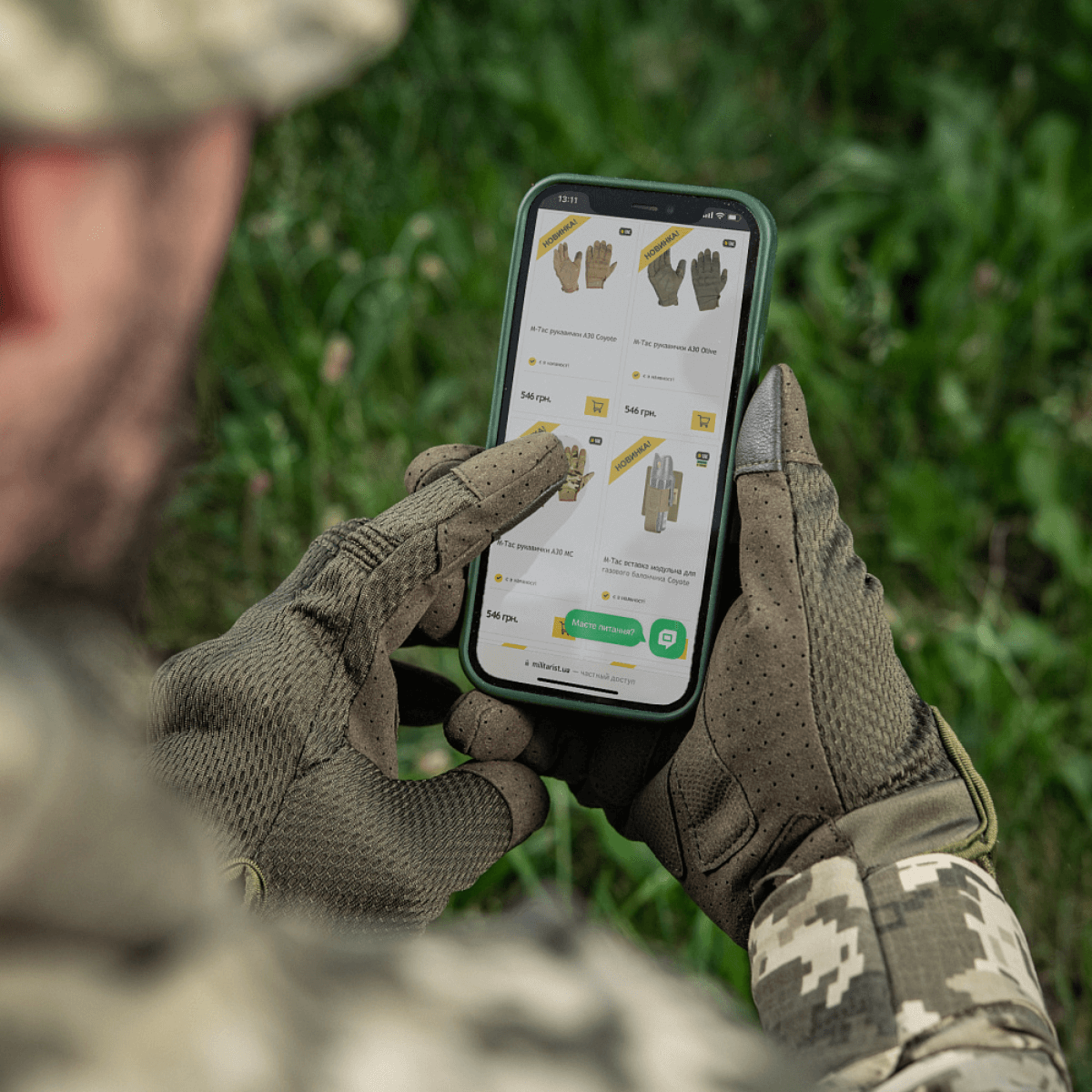 M-Tac Handsker A30 bruges til at betjene en smartphone udendørs, viser touchscreen-kompatibilitet og robust design.