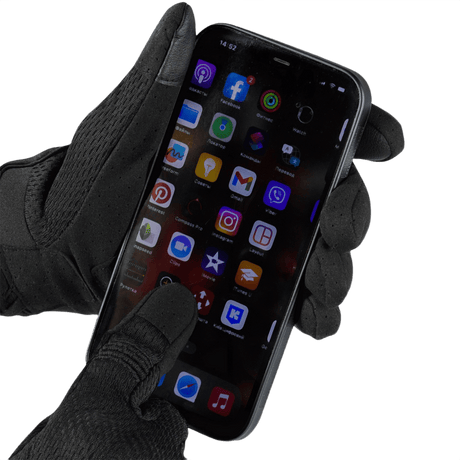 M-Tac Handsker A30 anvendes med smartphone, viser touchscreen-kompatibilitet og holdbar microfiber design, perfekt til træning.