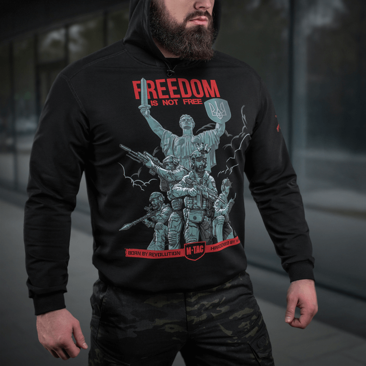 M-Tac Hoodie Freedom, komfortabel og funktionel med militærinspireret design, premium print og justerbar hætte til aktivt friluftsliv.