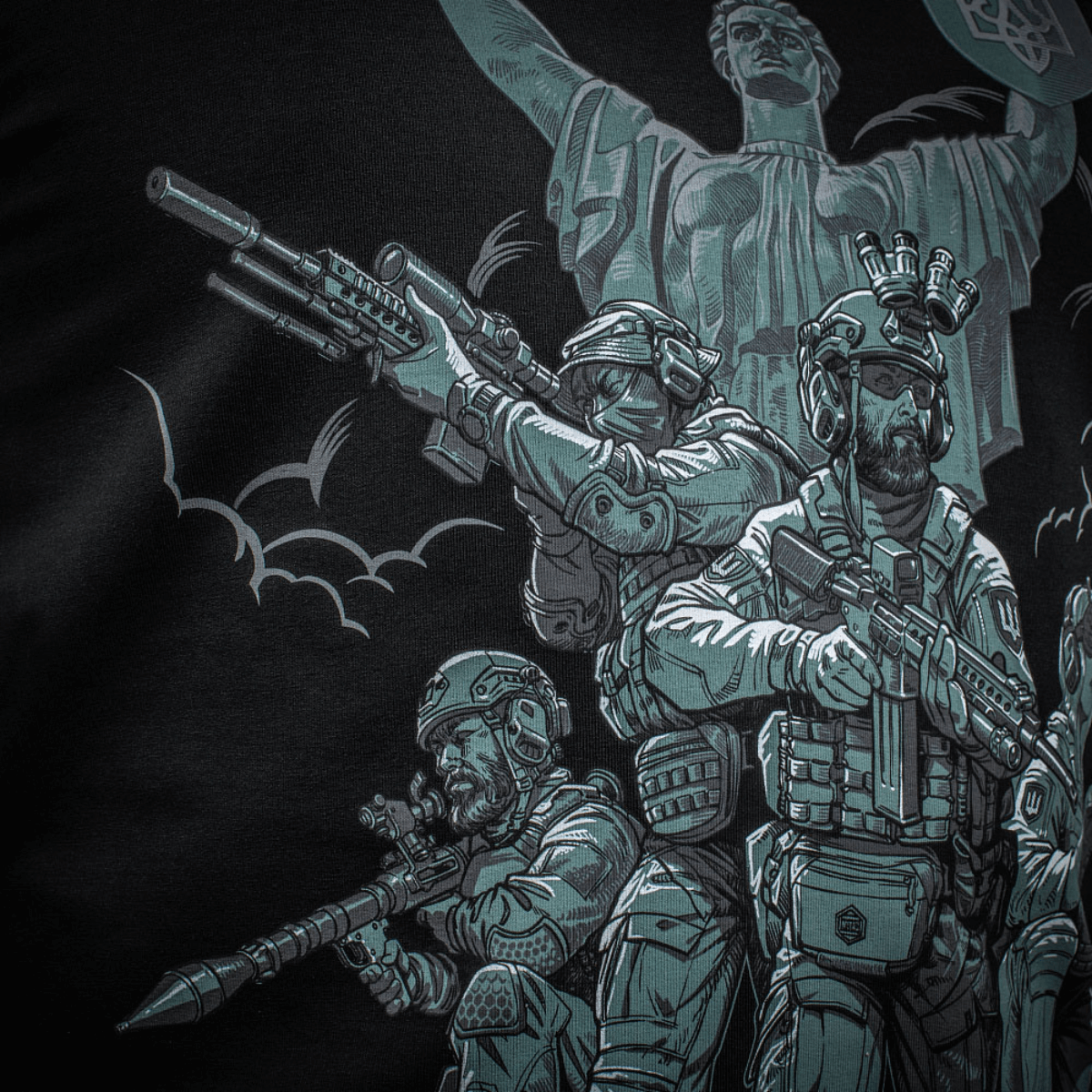 Illustration på M-Tac Hoodie Freedom med militært tema og MagnaColours® print, der viser bevæbnede soldater foran et monument.