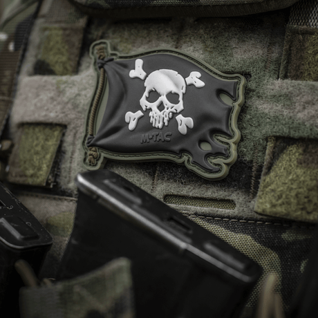 M-Tac Jolly Roger PVC 3D morale patch with pirate motif and Velcro closure, ideal for gear and clothing, 8 x 5 cm, PVC.