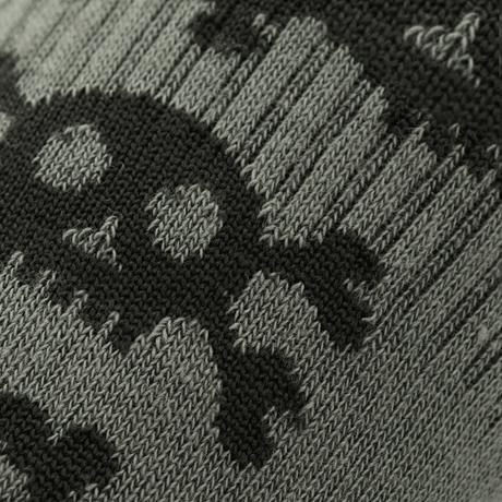 Nærbillede af designet på M-Tac Letvægtssokker Mk.3 Pirate Skull, komfortable trekkingsokker til sommerbrug med piratmotiv.