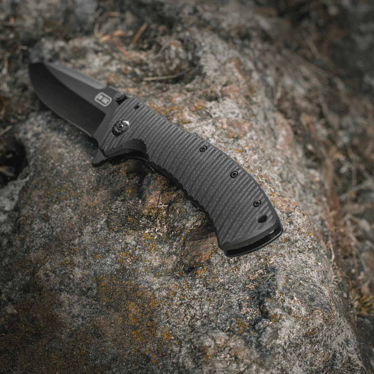 M-Tac Outdoor & Militær foldekniv - Type 7 på sten, letvægts design, sort klinge i krom rustfrit stål, frame-lock mekanisme