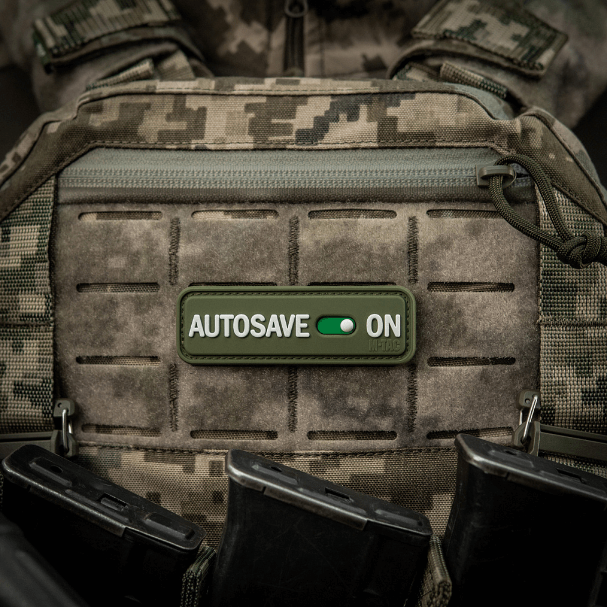 M-Tac Patch Autosave PVC i fuld farve monteret på taktisk vest