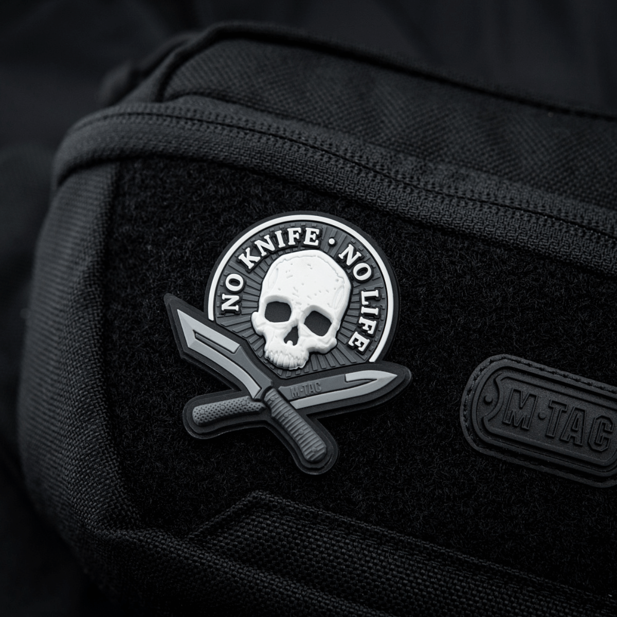 M-Tac Patch No Knife – No Life 3D PVC taktisk morale patch med kniv og kranium design på sort taske med velcro fastgørelse