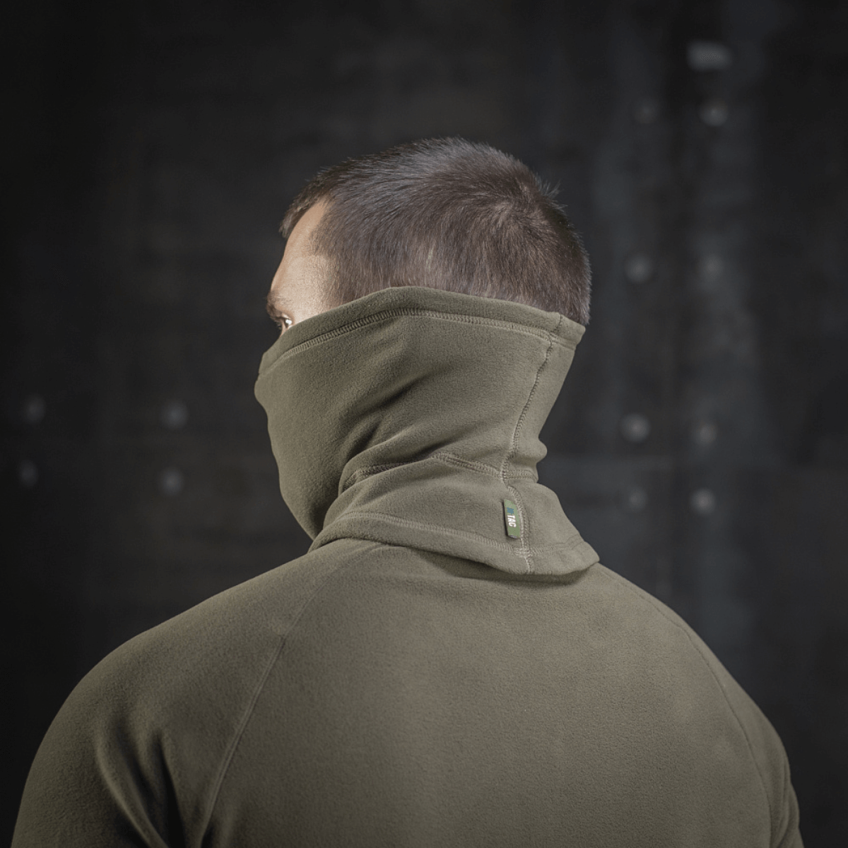 M-Tac Polartec Anatomic Tube Scarf i brug, viser multifunktionelt tørklæde i Polartec Micro Series fleece og anatomisk design.