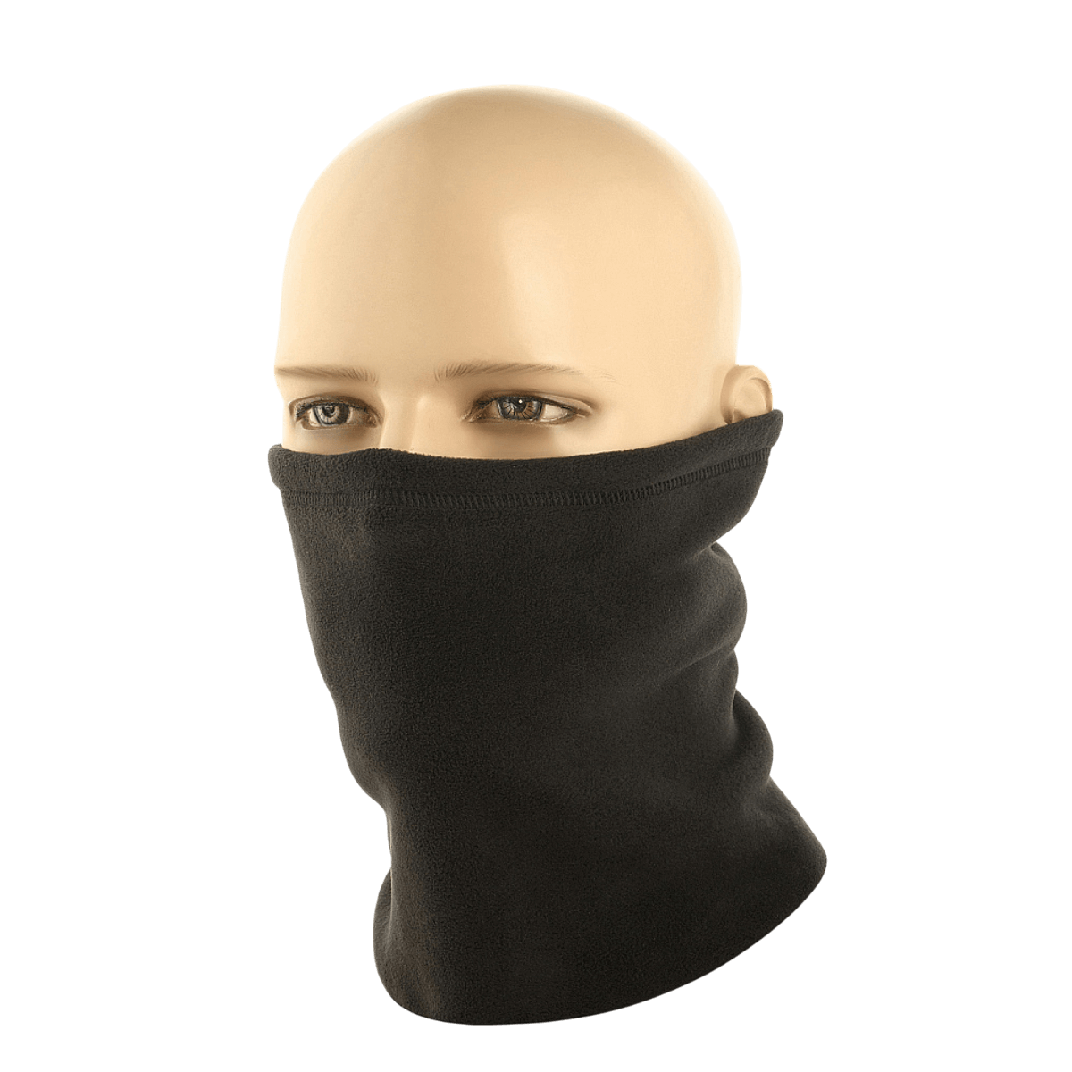 Model med M-Tac Polartec Lang Tubehalstørklæde i sort fleece, alsidigt tilbehør til beskyttelse mod elementerne. Ideel til koldt vejr.