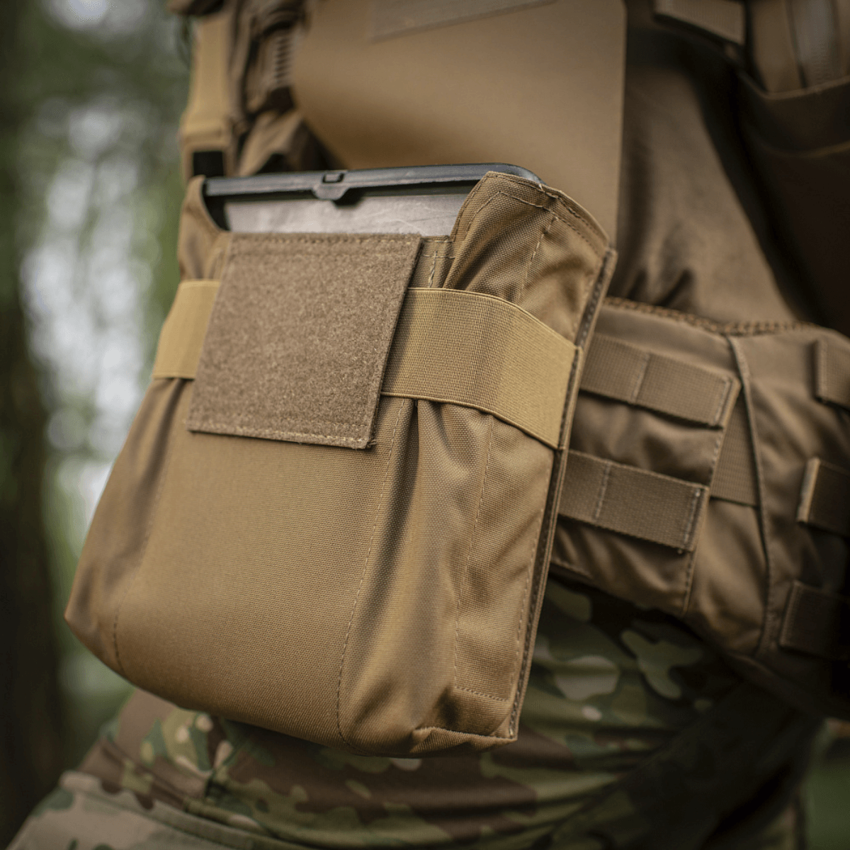 M-Tac Pouch til M249 Cartridge Box Closed monteret på taktikvest i skovområder.