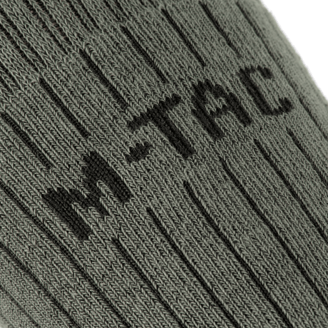 M-Tac Sokker Mid Calf Mk.4 detailbillede af tekstur og logo i grå farve, ideel til trekking og aktiv brug.