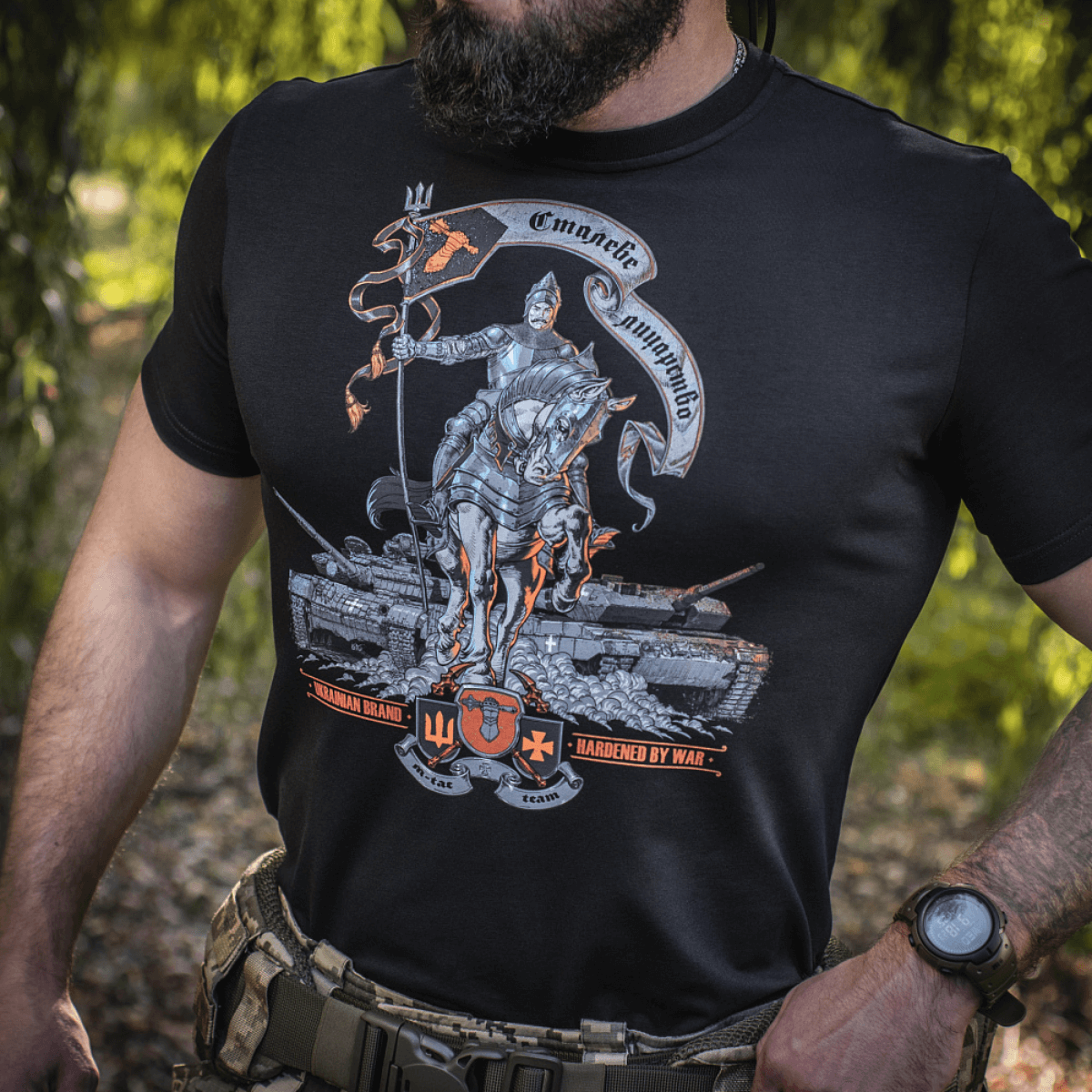 M-Tac T-Shirt Steel Knight med ridderprint og tanksymbolet, symboliserer styrke og mod hos Ukraines kampstyrker.