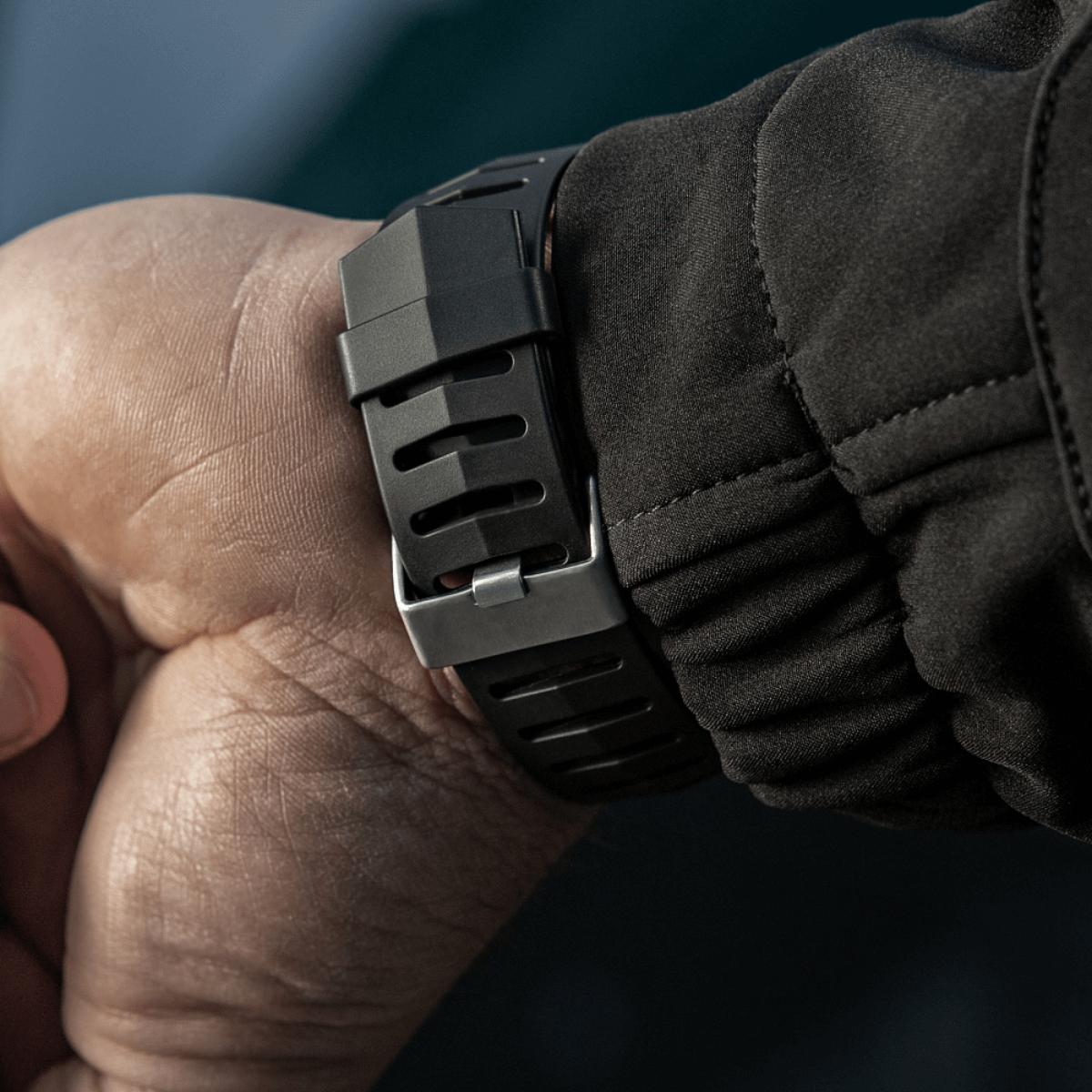 M-Tac Tactical Ur 2147 med robust rem, ideel til taktisk brug og daglige aktiviteter, der viser holdbarhed og stil.