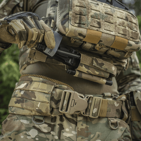 M‑Tac Tourniquet Pouch Elastic Gen.5 monteret på taktisk udstyr i camouflage, nem adgang fra begge sider.