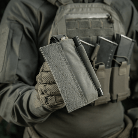 M‑Tac Tourniquet Pouch Elastic Gen.5 på taktisk vest med CAT tourniquet og pen, hurtig adgang fra begge sider, Cordura 500D materiale