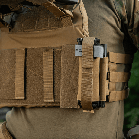 M‑Tac Tourniquet Pouch Elastic Gen.5 fastgjort til taktisk vest med CAT tourniquet sikkert på plads, holdbar Cordura 500D materiale.
